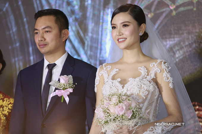 Ngọc Duyên rạng rỡ bên chồng đại gia 43 tuổi trong tiệc cưới ở Hà Nội